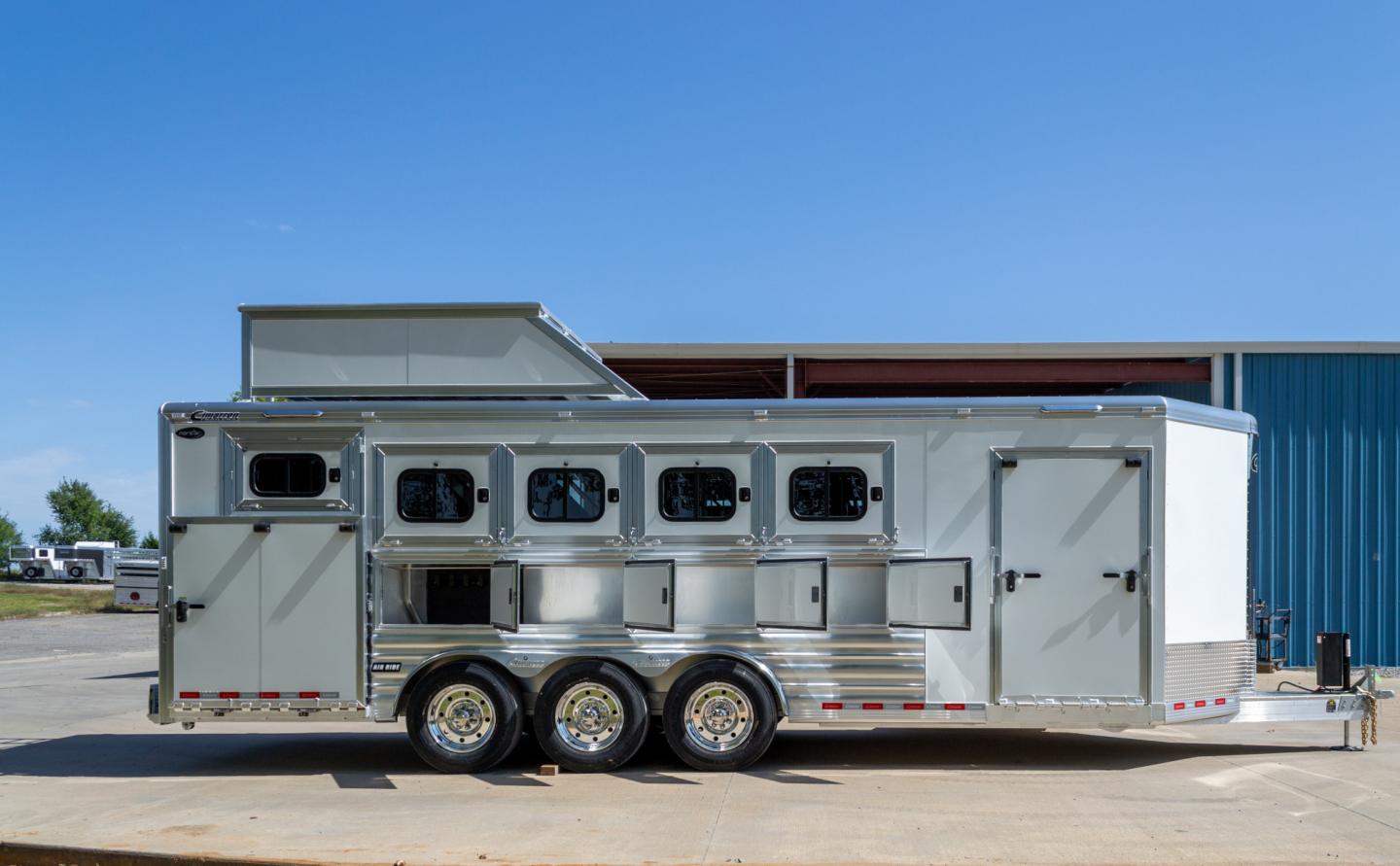 White 5H Norstar Bumper Pull with Integrated Hay Pod and Mangers