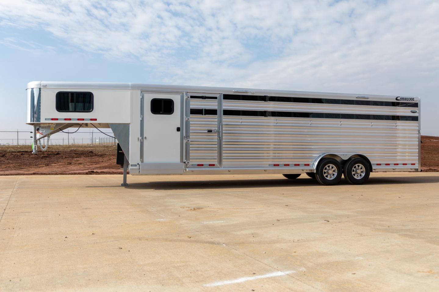 White 6H Winstar Gooseneck with Swing out Saddle Racks