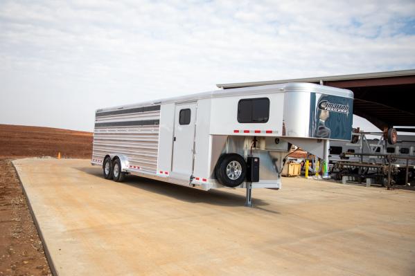 White 6H Winstar Gooseneck with Swing out Saddle Racks