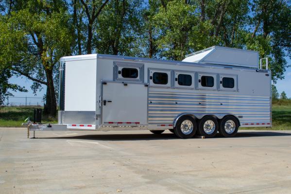 White 5H Norstar Bumper Pull with Integrated Hay Pod and Mangers