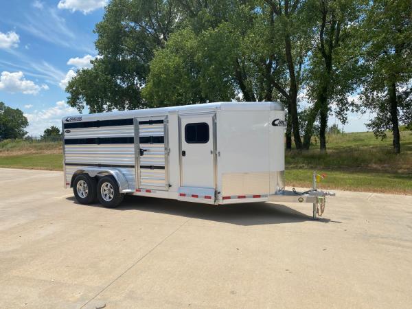 White 6 Pen Showstar Bumper Pull Trailer